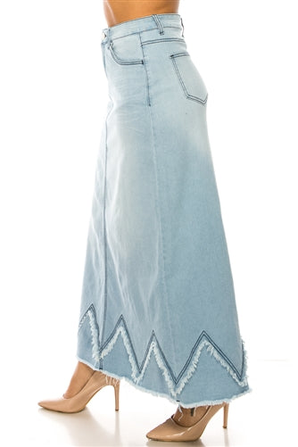 Zigzag-Patterned Hem
frayed Edges Denim