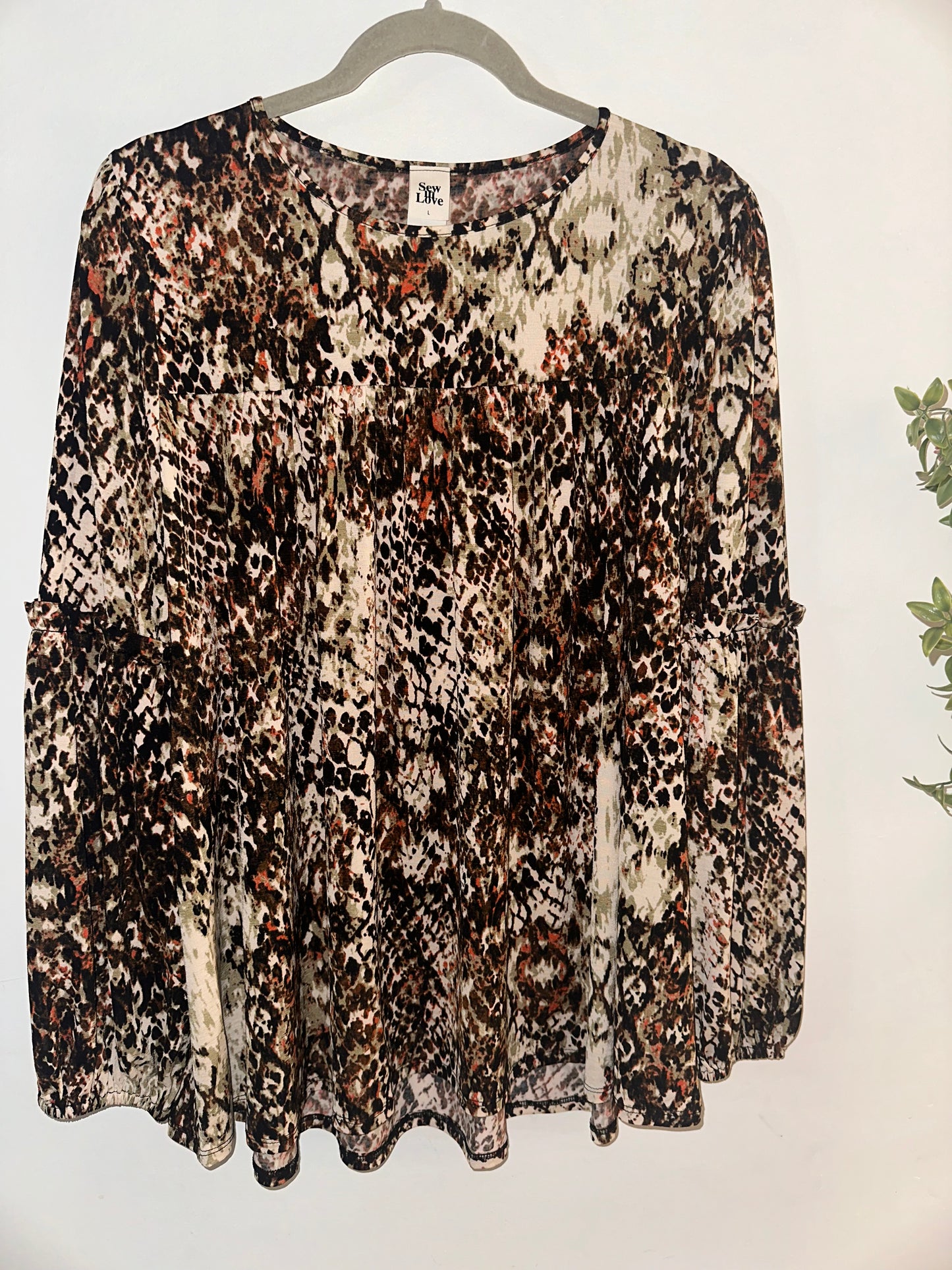 Latosha• Snake print Top